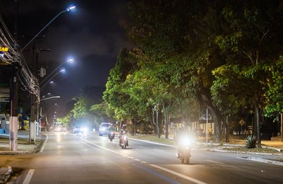 Iluminação em LED na ciclovia da Fernandes Lima é instalado sem danificar asfalto