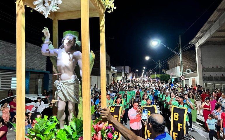 São Sebastião reúne multidão nas ruas durante procissão do co-padroeiro