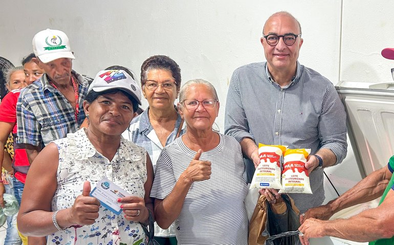 Secretaria de Agricultura distribui 2 mil litros de leite em Olho D’Água das Flores