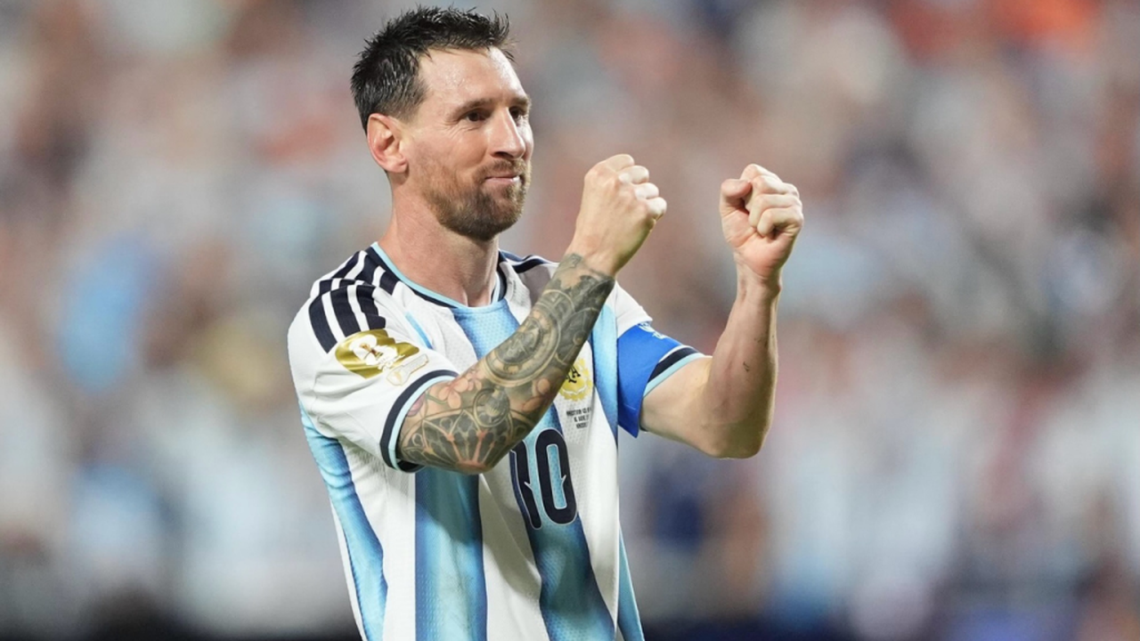 Lionel Messi recebe prêmio esportivo na Espanha