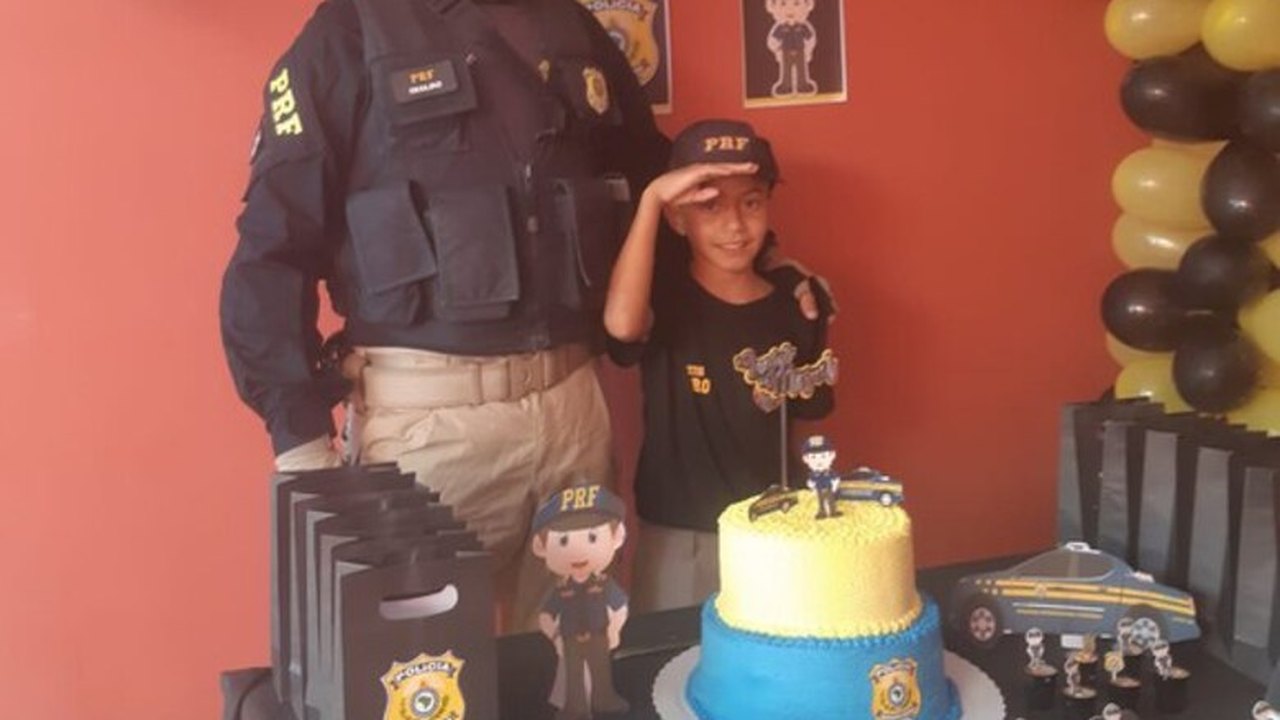 Menino que sonha em ser PRF celebra aniversário com policiais em Jupi