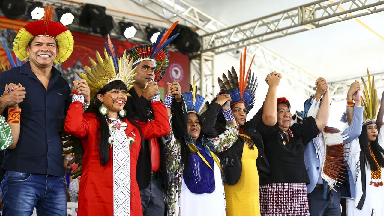 Jovens indígenas resistem a tentativas de apagar a sua cultura