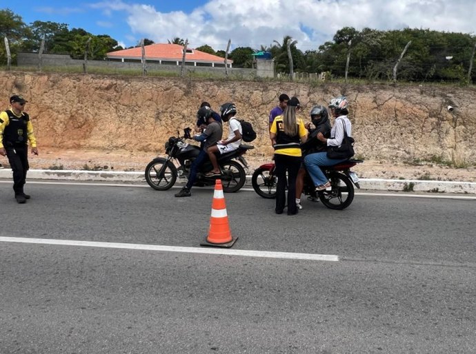 Ação educativa aborda mais de 100 motociclistas na Rota do Mar