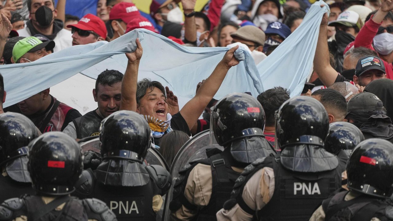 Protestos de aposentados com torcidas organizadas escala para confronto com polícia na Argentina