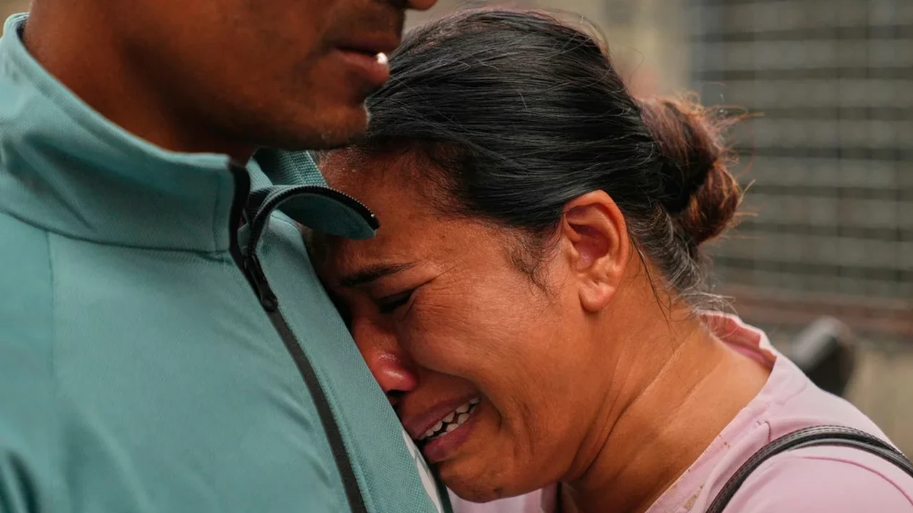 Equipes de resgate resgatam sobreviventes das enchentes cobertos de lama, enquanto o número de mortos no desastre na fronteira entre Nepal e China aumenta.
