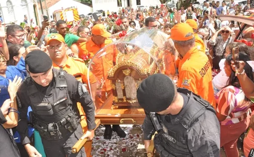 Fiéis recebem relíquias de Santa Teresinha na cidade histórica de Penedo