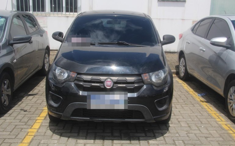 Perícia criminal coleta provas em veículo envolvido em atentado no Tabuleiro do Martins