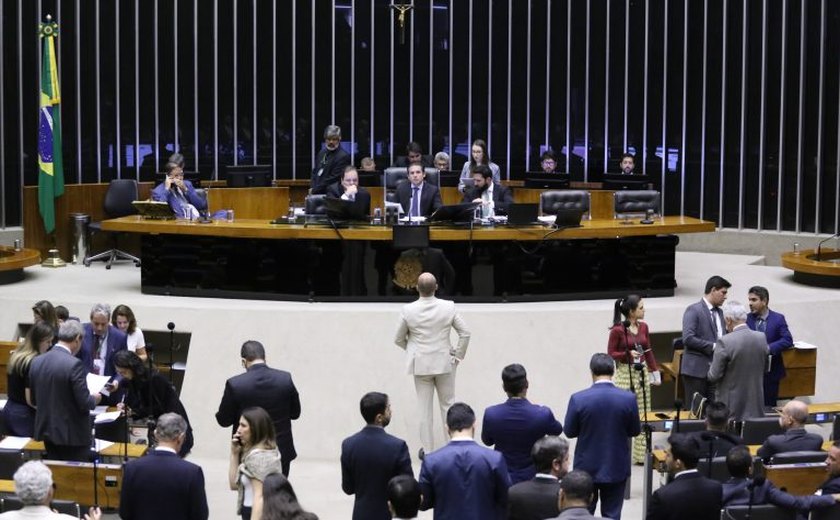 Plenário pode votar projetos sobre milhagem aérea, Estatuto do Aprendiz e PEC de acúmulo de cargos de professor