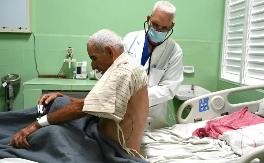 Cuba promove incentivos salariais para médicos permanecerem no país