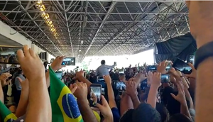presidente é carregado nos braços 