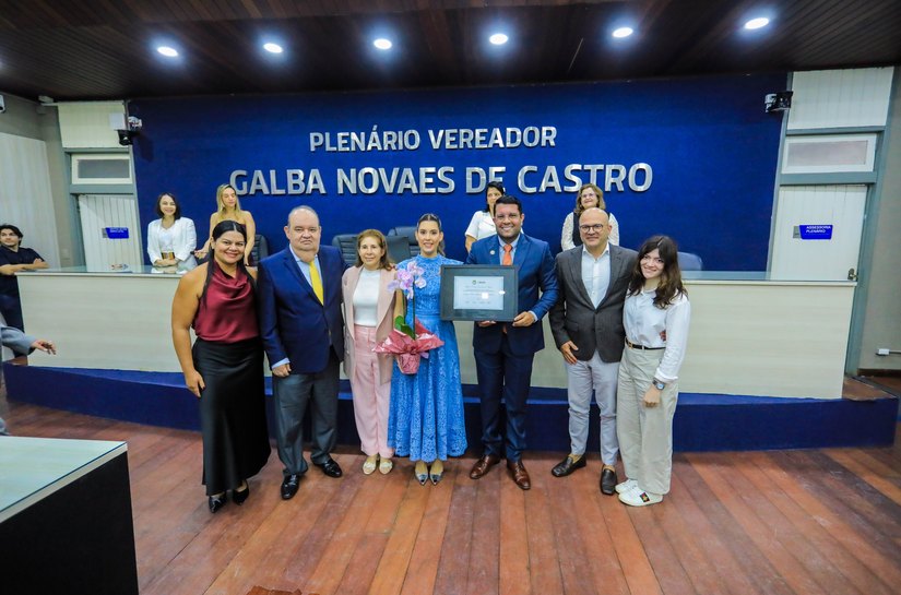 Câmara entrega título de cidadã maceioense à advogada Cristiana Maya por defesa da mulher em Alagoas