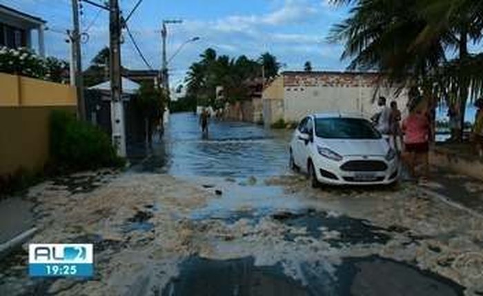 Mar avança sobre Barra Nova e coloca em risco residências e comércio local
