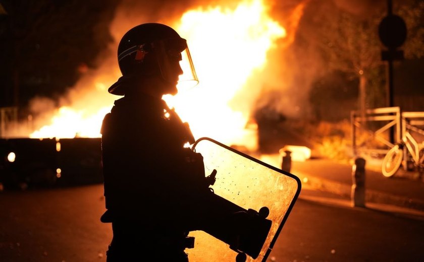 Manifestantes queimam escolas e delegacias em protesto por morte de jovem na França