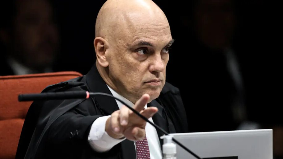 Moraes manda Bolsonaro explicar uso de celular por Nikolas em visita