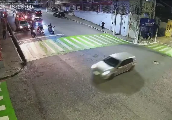 Câmeras flagram momento em que micro-ônibus desgovernado provoca acidente no Centro de Maceió