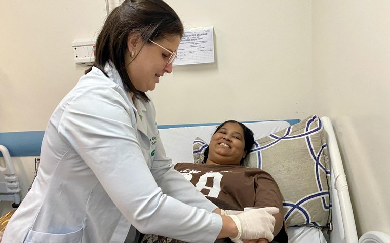 Paciente comemora nova fase após cirurgia urológica no Hospital Metropolitano de Alagoas