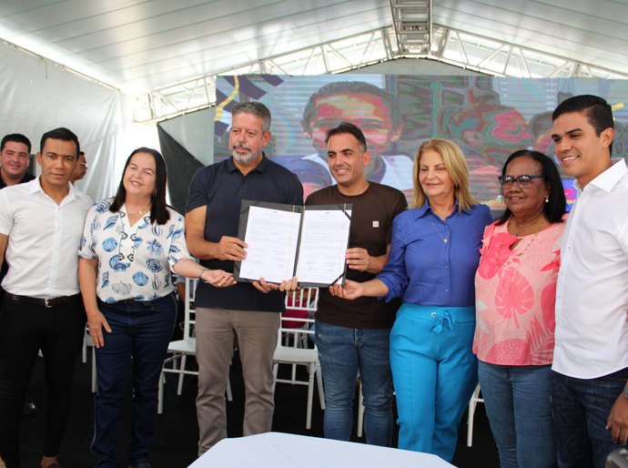 Nas comemorações pela Emancipação de Pilar, Arthur Lira destaca alcance de escola municipal bilíngue