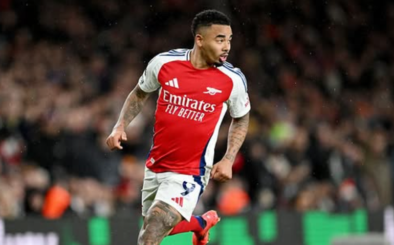 Arsenal sofre, mas vence penúltimo colocado e vira vice-líder do Inglês