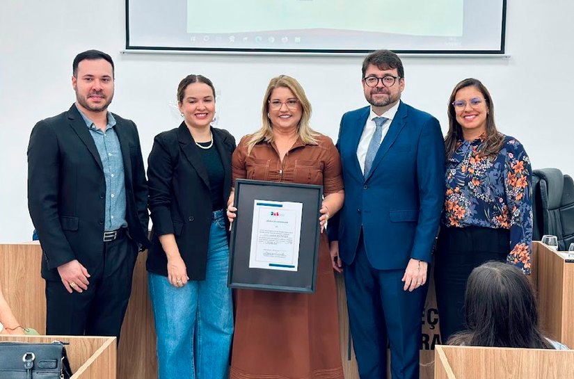 Servidora Valkíria Malta recebe homenagem da OAB Subseção Arapiraca