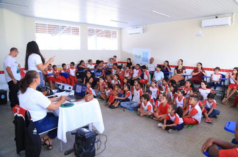 Projeto Fiscal Carlinhos nas Escolas leva educação ambiental e cidadania para estudantes em Penedo