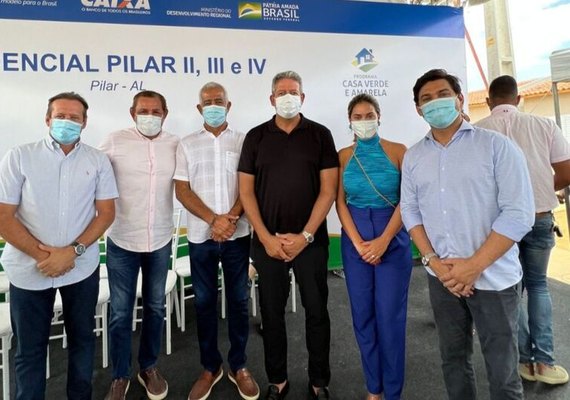 Ao lado de Arthur Lira, Rodrigo Valença acompanha entrega de residencial na cidade de Pilar