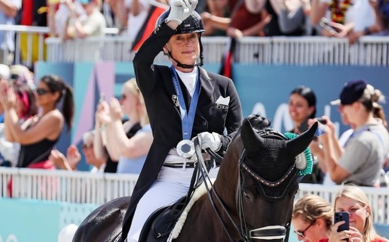 Alemã defende bem-estar animal, mas monta, em Paris, égua de centro que pratica maus-tratos