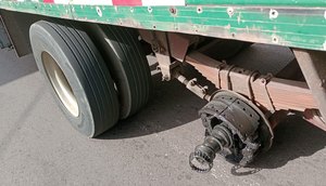 Pneus soltam de caminhão e atingem pedestre no Centro de Aracaju