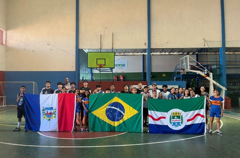 Estudantes de escolas municipais participam da etapa basquete do Vivenciando o Esporte