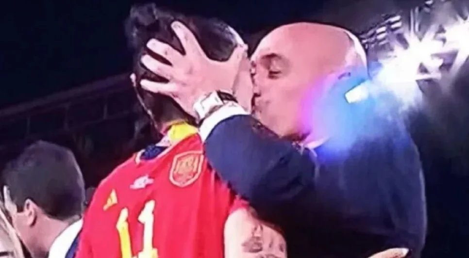 luis-rubiales-deu-beijo-na-boca-da-meia-jenni-hermoso-1840457