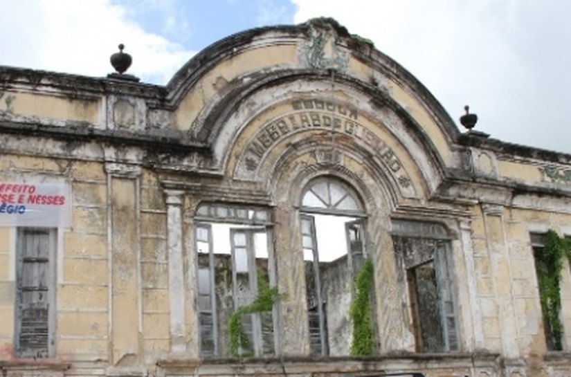 Governo Presente: recuperação de escola para população quitundense