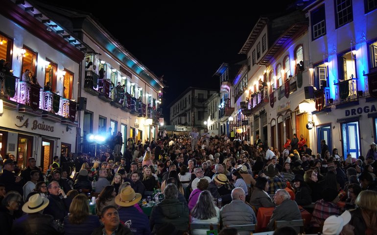 Das sacadas de Diamantina, serenatas invertidas encantam turistas em busca de bem-estar e lazer