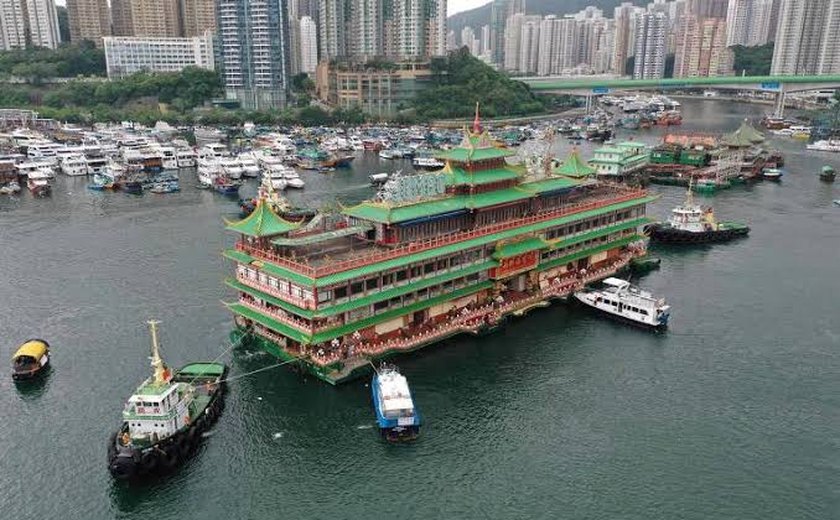Afunda restaurante flutuante de Hong Kong que foi cenário de filmes de Hollywood