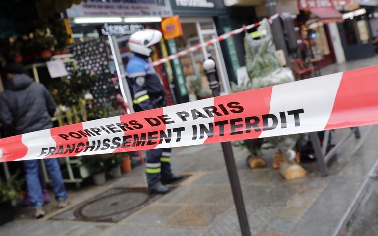 Ataque a tiros em Paris deixa três mortos e causa pânico nas vésperas do Natal