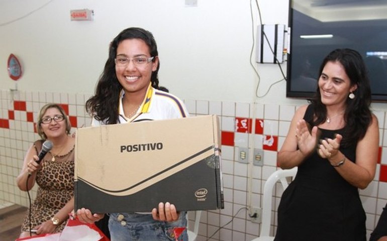 Aluna da rede estadual é destaque no pré-Enem e recebe premiação
