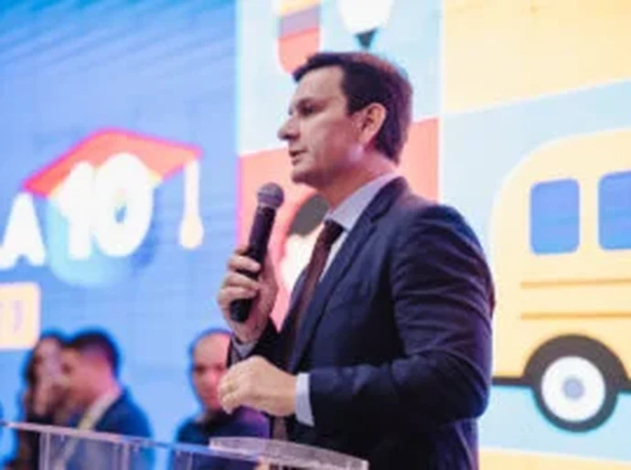 Presidente Marcelo Beltrão participa do Prêmio Escola 10 e destaca papel dos municípios na construção da educação