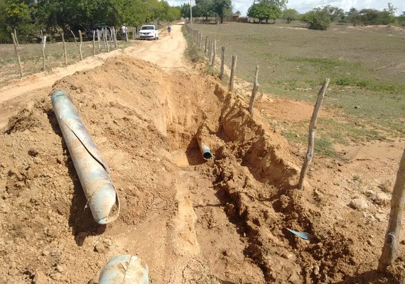 Adutora rompe e deixa abastecimento de Senador Rui Palmeira deficiente