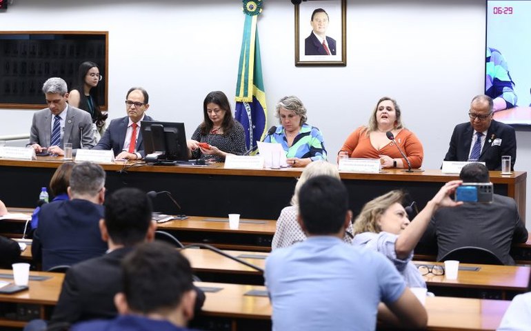 Saúde bucal deve ser tratada como direito humano, defendem participantes de audiência na Câmara