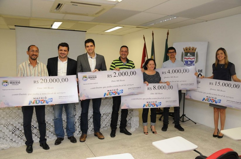 Maceió Nota 10: prefeito Rui Palmeira entrega premiação do 1º sorteio