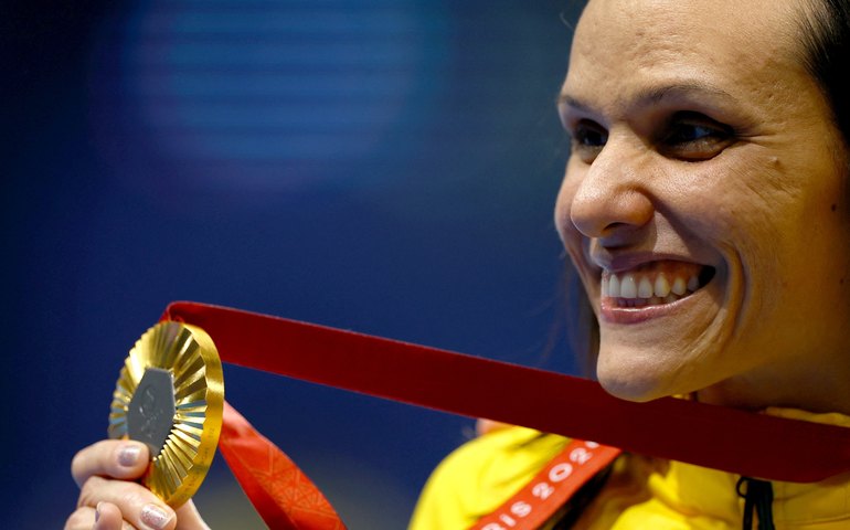 Saiba quem são Carol Santiago e Gabrielzinho, medalhistas de ouro nas Paralimpíadas-2024