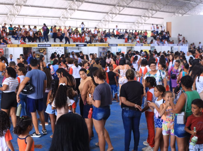 Prefeitura de Penedo reúne estudantes, pais e servidores durante aula inaugural da Educação em Tempo Integral