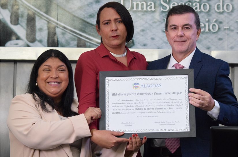 Ativista Rafael Machado recebe a Medalha de Mérito Guerreiras e Guerreiros Alagoanos
