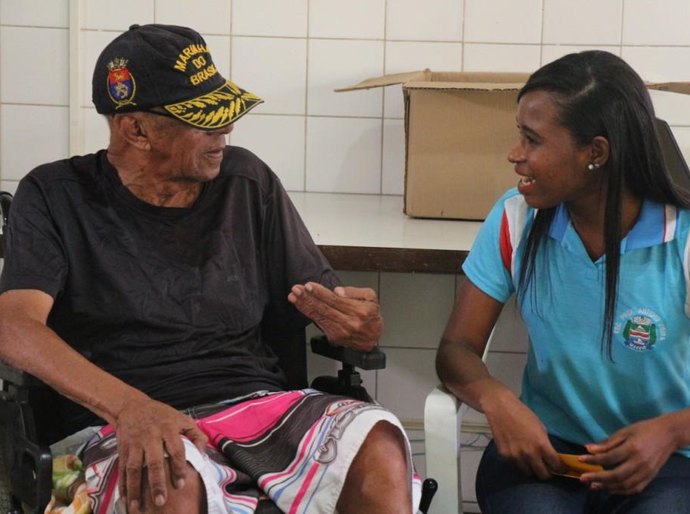 'Adote um idoso' continua com troca de cartas e entrega de doações
