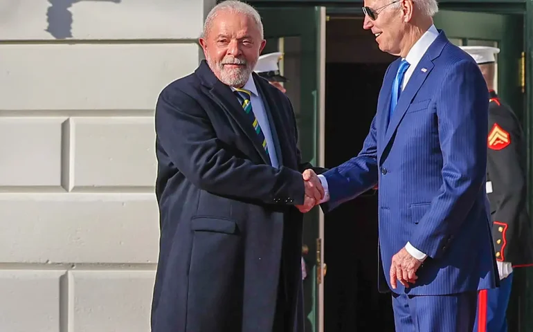 Em conversa, Lula cumprimenta Biden por 'magnânima decisão' de desistir de disputar a reeleição
