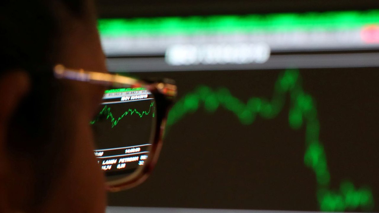 Bolsa bate novo recorde com alívio nas tensões externas e dólar recua