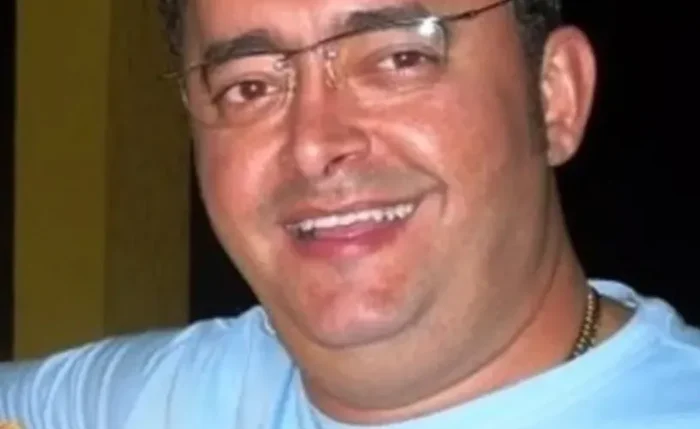 Empresário foi baleado com quatro tiros na cabeça em frente ao Colégio Cristo Redentor, no centro da cidade do Agreste Empresário foi baleado com quatro tiros na cabeça em frente ao Colégio Cristo Redentor, no centro da cidade do Agreste