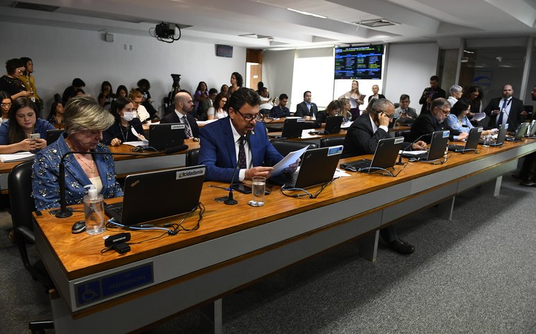 Quem agredir profissional de saúde em atendimento pode ter penas maiores, aprova CAS