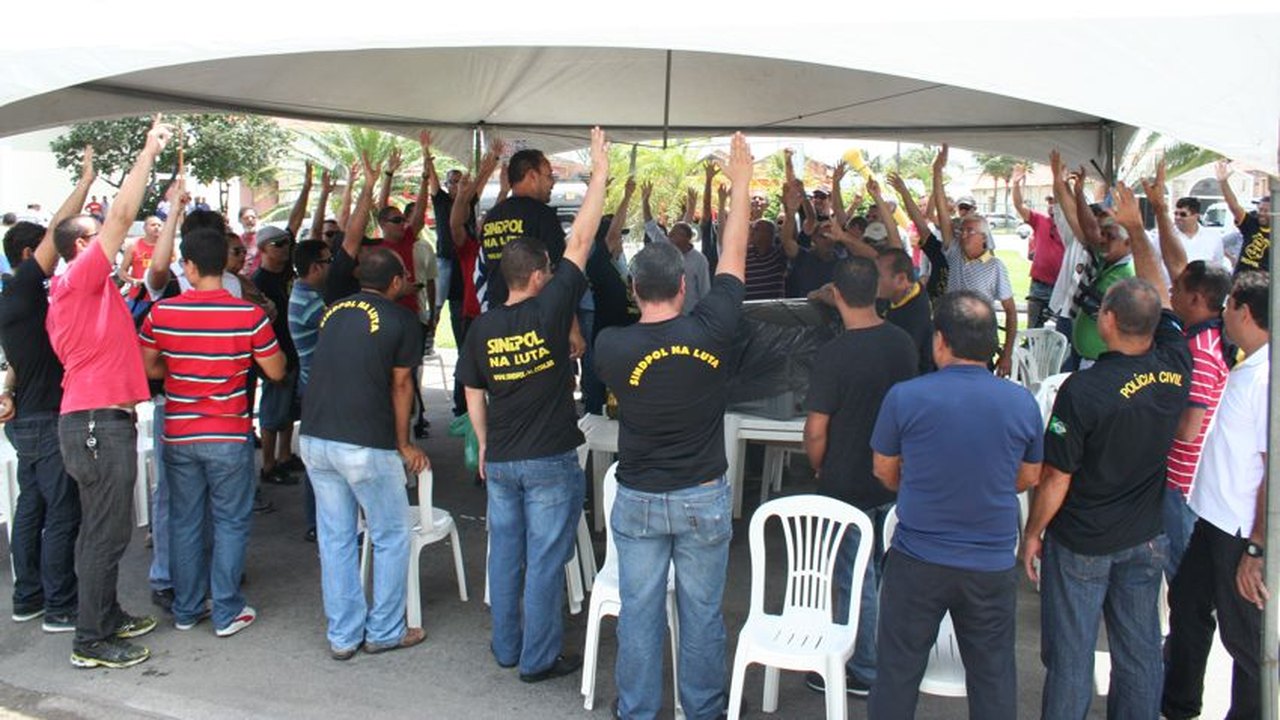 Policiais civis aguardam proposta do Governo em frente ao Porto de Maceió