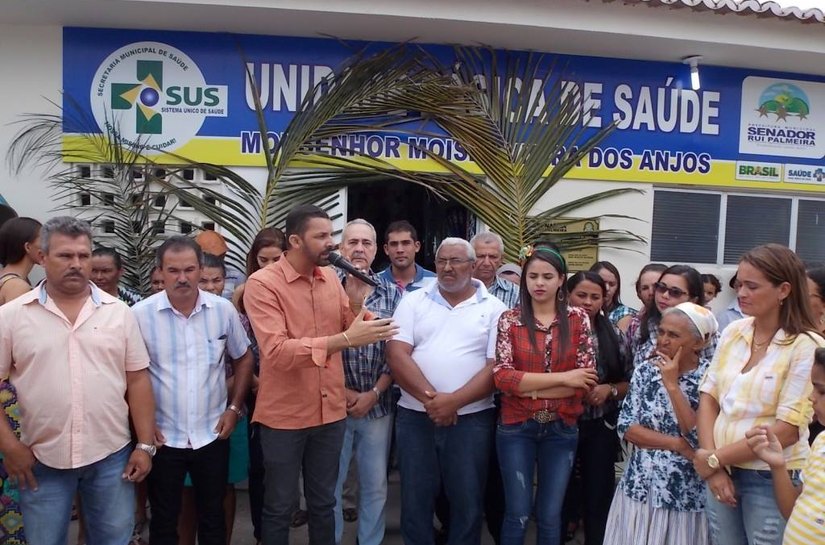 Senador Rui Palmeira: prefeito entrega novo veículo para uso da saúde