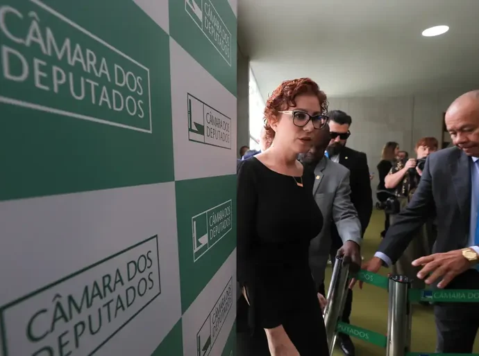 Moraes arquiva investigação contra Zambelli por obstrução e coação