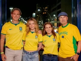 Elenco de Supergirl causa comoção em visita ao Rio de Janeiro